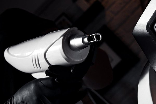 Unieke technologie voor twee-fasen tattoo-verwijdering